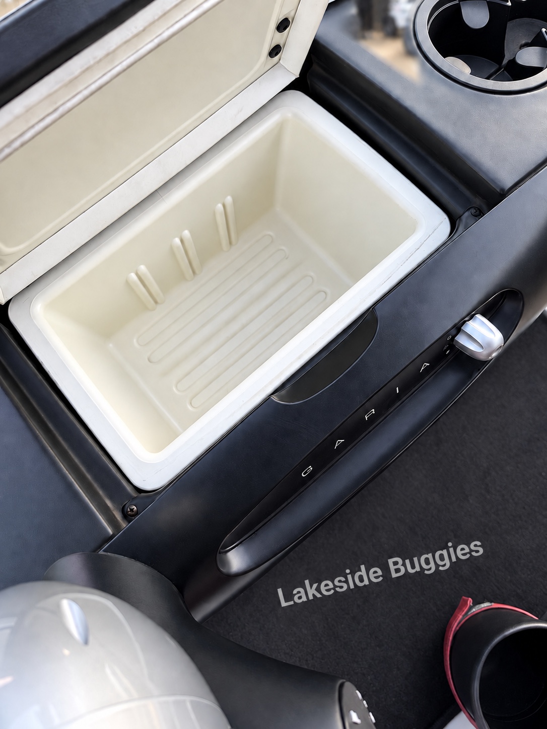 Photo 8 of 9: Built-in cooler and cupholders